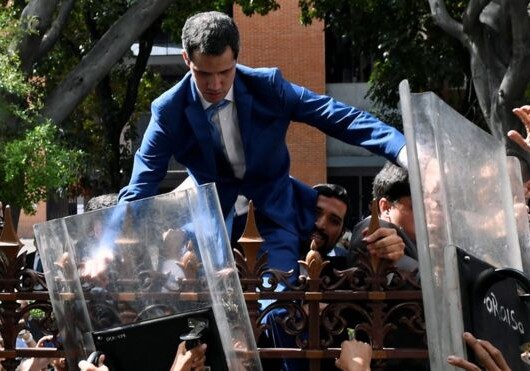 Кризис в Венесуэле: соперник Гуайдо объявил себя новым спикером парламента