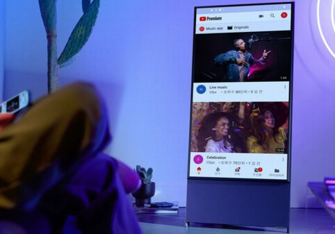 Samsung первым в мире выводит на рынок вертикальный телевизор для интернет-контента (Видео)