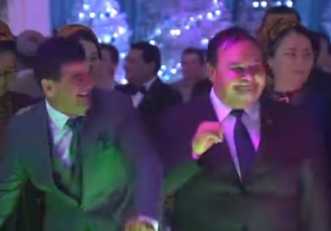 Президент Туркменистана сыграл на синтезаторе азербайджанскую народную песню (Видео)