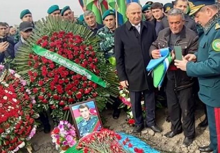 Убитый накануне азербайджанский военнослужащий награжден посмертно