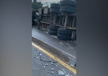 В Баку перевернулся грузовой автомобиль (Видео)