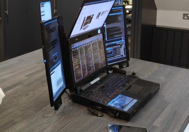 Создан ноутбук с семью экранами