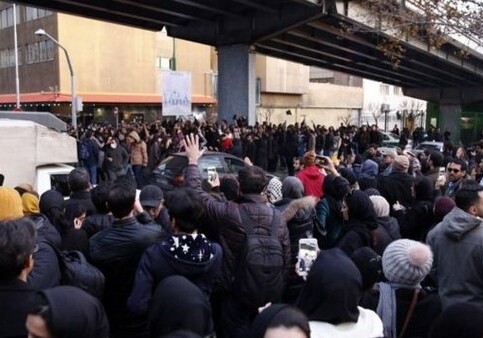 Протесты в Тегеране: демонстранты потребовали ухода аятоллы Хаменеи (Фото-Видео)