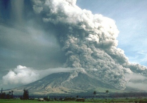 Тысячи филиппинцев эвакуировали из-за выброса пепла вулканом близ Манилы