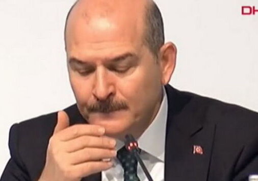 Турецкий министр во время выступления в прямом эфире внезапно почувствовал себя плохо (Видео)
