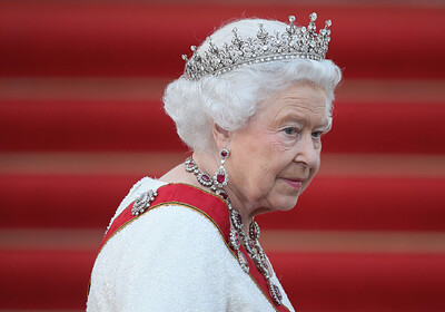 Елизавета II пожелала удержать принца Гарри и Меган Маркл в королевской семье
