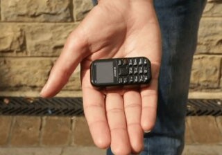 Представлена новая версия самого маленького мобильного телефона в мире