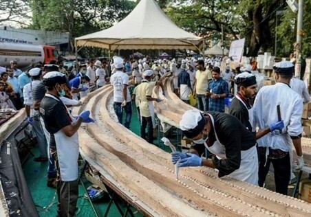 Индийские повара испекли самый длинный торт в мире (Фото)