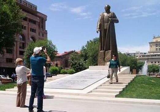 Jerusalem Post рассказывает историю памятников Гарегину Нжде в Ереване и Альберту Агарунову в Баку