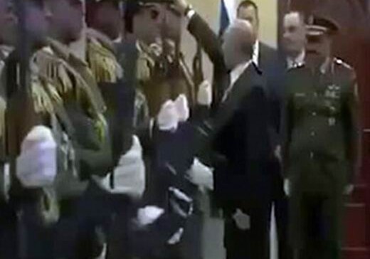 Путин надел фуражку на голову офицера и восхитил палестинцев