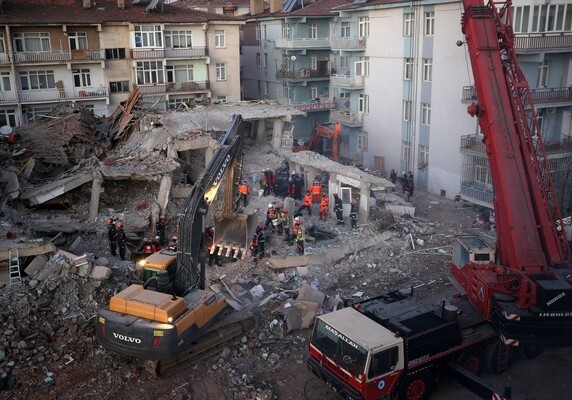 Число жертв землетрясения на востоке Турции достигло 35