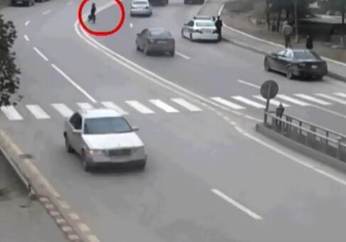«Халатность пешеходов и невнимательность водителей» - Видеокадры ДТП в Баку 