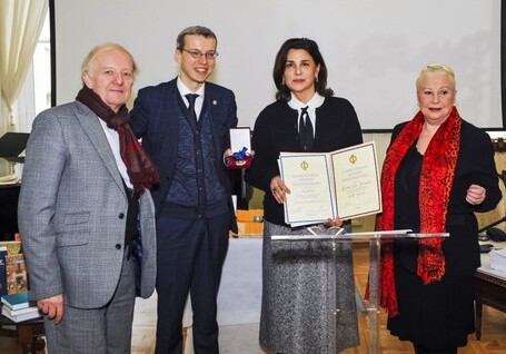 Азербайджанская писательница принята в Европейскую академию (Фото)