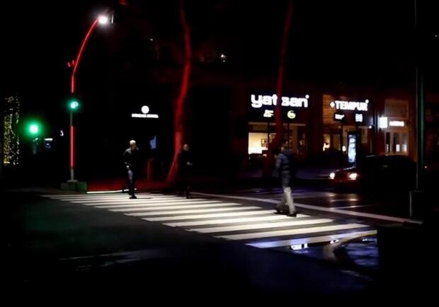 В Баку впервые начали подсвечивать «зебры» для пешеходов (Видео)