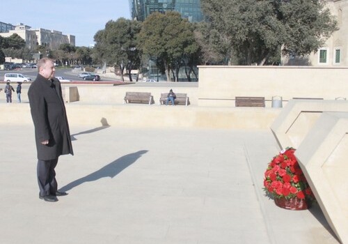 Сотрудники посольства Беларуси в Азербайджане почтили память Ази Асланова (Фото)