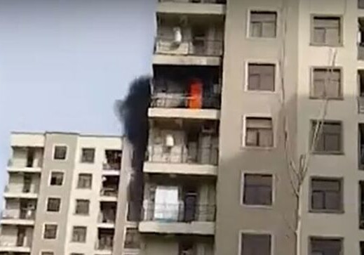 Пожар в жилом комплексе Баку: есть пострадавшая жительница и сотрудники МЧС (Видео)