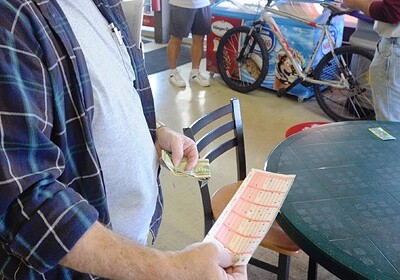 Американец 15 лет играл в лотерею с одинаковой комбинацией чисел и разбогател