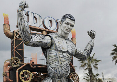 Гигантскую статую Роналду-робота показали итальянскому городу (Фото)