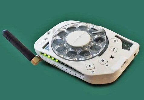 Американка создала мобильный телефон с дисковым набирателем номера