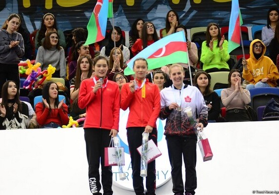 Состоялась церемония награждения победителей в индивидуальной программе по прыжкам на батуте в рамках Кубка мира в Баку (Фото)
