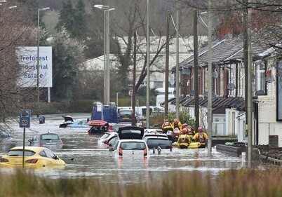 На Британию обрушился шторм «Деннис», затоплены сотни домов, нарушена работа аэропортов и ж/д (Фото-Видео)