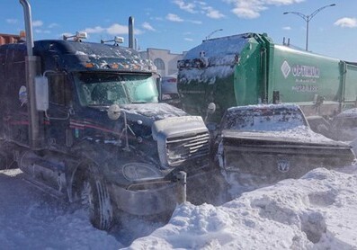 В Канаде из-за снегопада столкнулись 200 автомобилей (Фото-Видео)