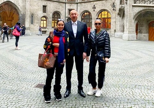 Президент Ильхам Алиев с семьей прогулялся по Риму (Фото)