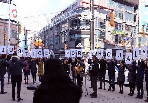 «Сары гялин» в Торонто: флешмоб азербайджанцев Канады в память о жертвах Ходжалинского геноцида (Видео)