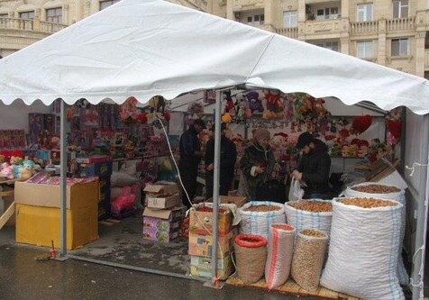 Баку готовится к Новрузу: устанавливаются праздничные палатки