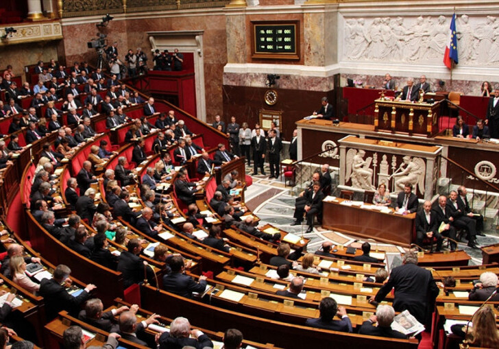 В парламент Франции вынесли вопрос о вотуме недоверия правительству