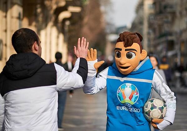 Талисман «Евро-2020» «Skillzi» вышел на прогулку в Баку (Фото)