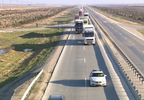 Следующие из Ирана в Азербайджан грузовики сопровождает полиция (Фото)