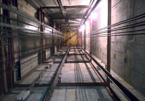 В Баку рабочий упал в шахту лифта
