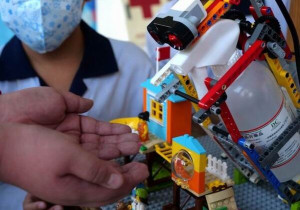 Тайваньские школьники создали робота из Lego для профилактики коронавируса (Видео)