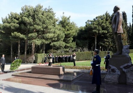 Президент Туркменистана почтил память Гейдара Алиева (Фото)