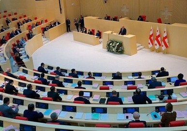 Парламент и госструктуры Грузии переходят на чрезвычайный режим работы