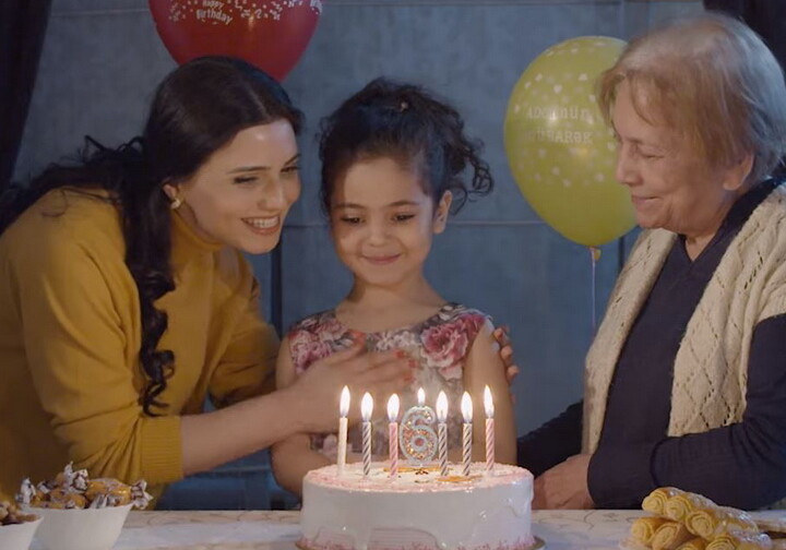 Трогательно: 6-летняя азербайджанка в ожидании отца на празднование дня рождения… (Видео) 