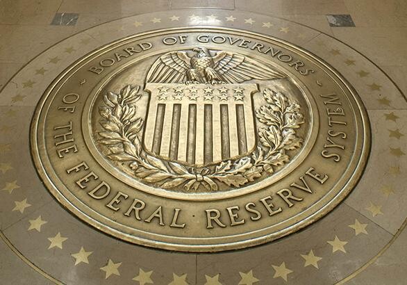 Федеральная резервная система США снизила базовую процентную ставку почти до нуля