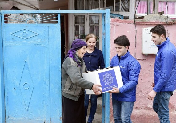 Фонд Гейдара Алиева раздал малообеспеченным семьям праздничные подарки (Фото)