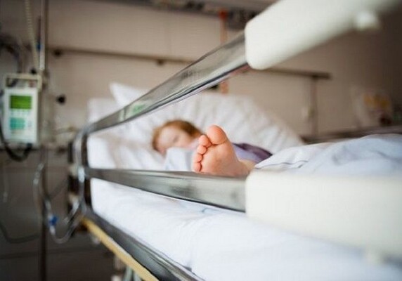 В инфекционной больнице Гянджи скончался ребенок