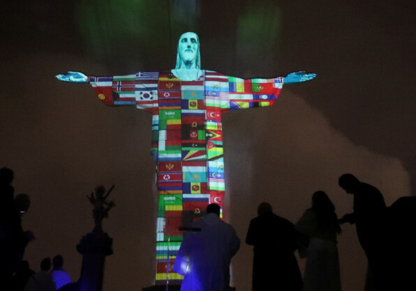Статую Христа в Бразилии подсветили флагами стран, пострадавших от COVID-19 (Видео)