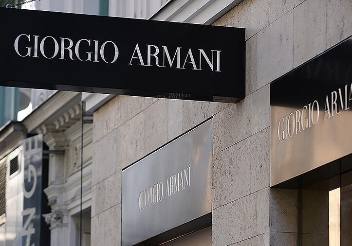 Модный дом Armani будет выпускать одноразовые медицинские комбинезоны