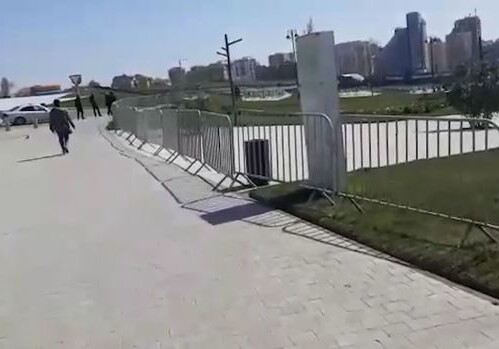 В Баку оградили парки и убрали в них скамейки (Видео)