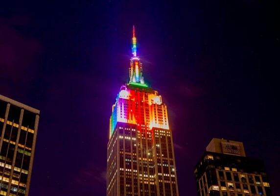 Empire State Building в Нью-Йорке подсветили в честь борцов с коронавирусом (Видео)