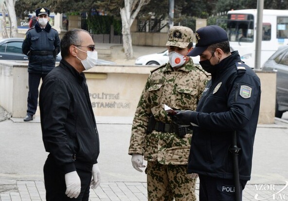 Сотрудники полиции проводят в Баку профилактические беседы с нарушителями карантинного режима (Фото-Видео)