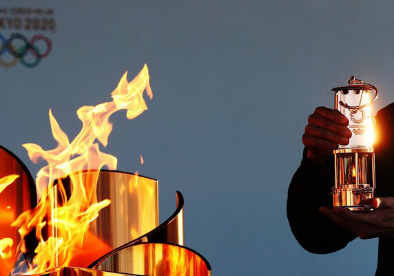 Пламя олимпийского огня поместили в специальный фонарь в Японии. С его помощью устроили выставку