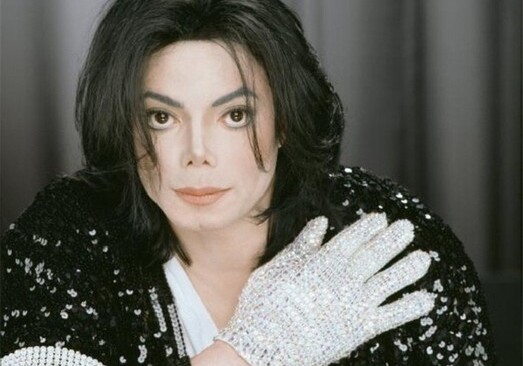 Белую перчатку Майкла Джексона продали на аукционе за $104 тысячи