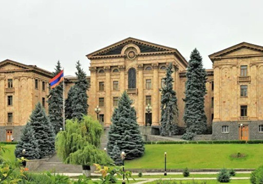 Мужчина зашил себе рот перед зданием парламента Армении
