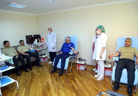 Азербайджанские военные приняли участие в акции по сдаче крови (Фото)