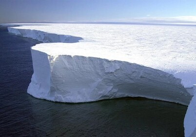 Крупнейший айсберг в мире начал распадаться на части (Видео)